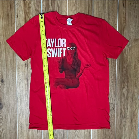Taylor Swift RED TOUR Shirt Official Medium NWOT Eras - Picture 4 of 5